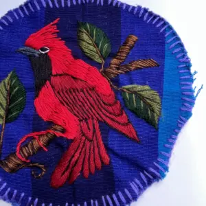 pájado bordado a mano sobre una tela tejida en telar de contura