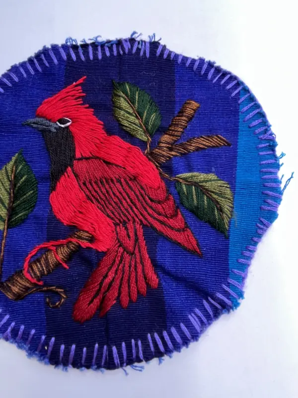 pájado bordado a mano sobre una tela tejida en telar de contura