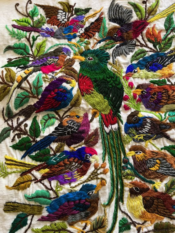 Bordado de Quétzal con pájaros de colores